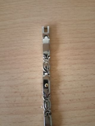 Pulsera plateada con detalle dorado