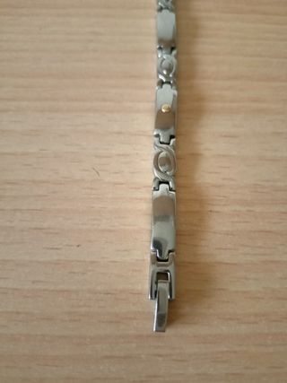Pulsera plateada con detalle dorado