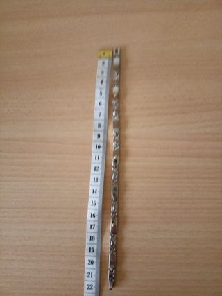 Pulsera plateada con detalle dorado