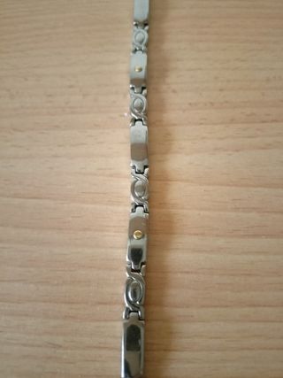 Pulsera plateada con detalle dorado