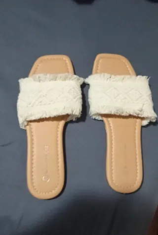 Sandalias planas beige con tiras de tela