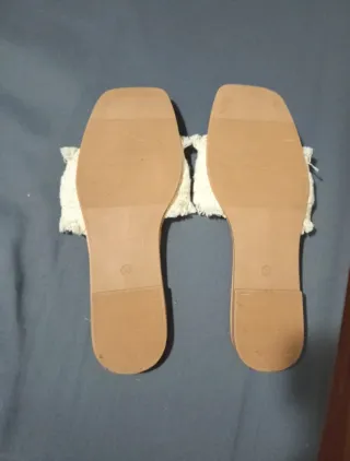 Sandalias planas beige con tiras de tela