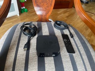 Apple TV HD 4ª Gen + Mando y Cables