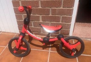 Bicicleta sin pedales roja