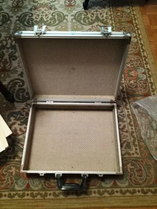 Maletín Metálico Beige y Plateado