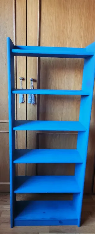 Estantería de madera azul