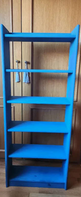 Estantería de madera azul