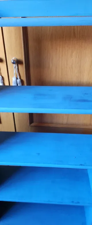 Estantería de madera azul