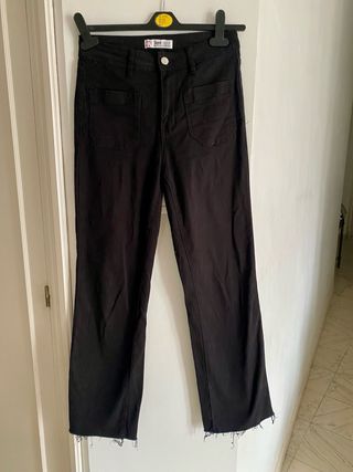 Pantalón vaquero negro flare Secret Talla M
