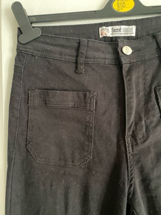 Pantalón vaquero negro flare Secret Talla M