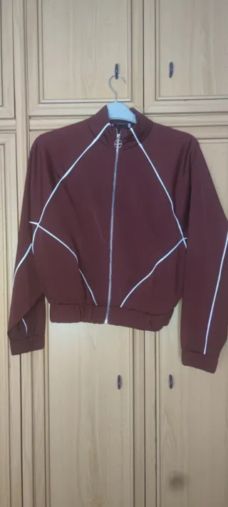 Sudadera Bershka burdeos con líneas blancas