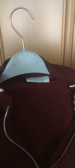 Sudadera Bershka burdeos con líneas blancas