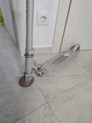 Patinete infantil plateado