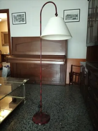 Lámpara de pie roja y blanca