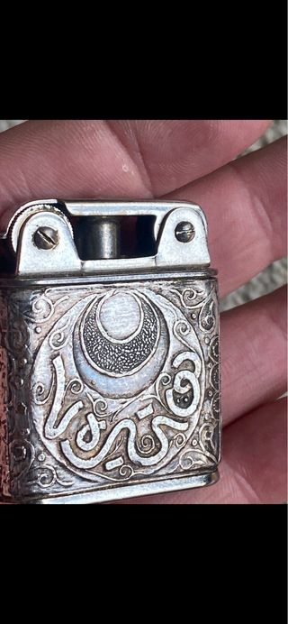 LEER BIEN Mechero antiguo de plata con relieve