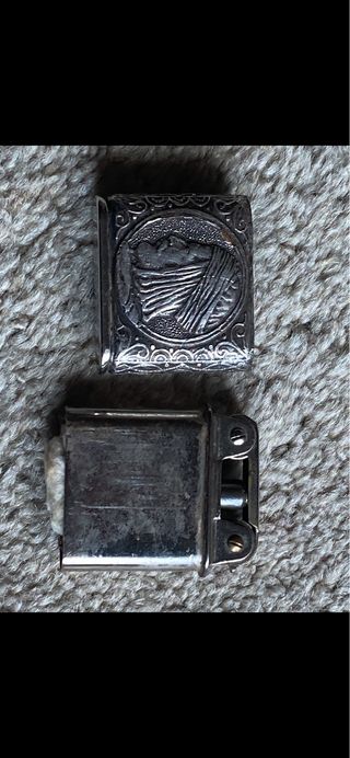 LEER BIEN Mechero antiguo de plata con relieve