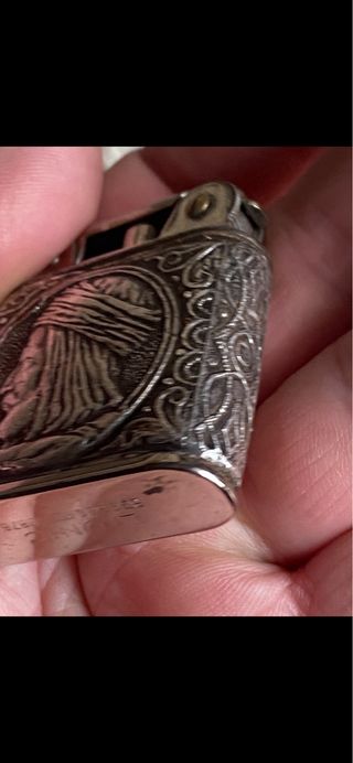 LEER BIEN Mechero antiguo de plata con relieve