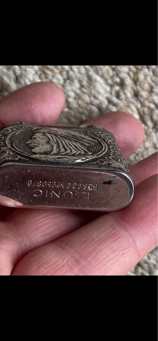 LEER BIEN Mechero antiguo de plata con relieve