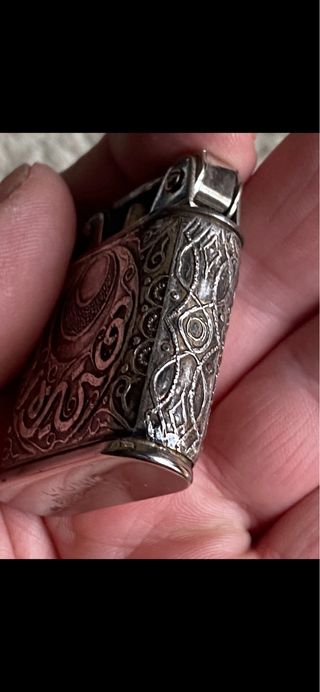 LEER BIEN Mechero antiguo de plata con relieve