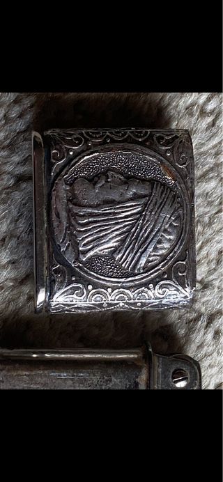 LEER BIEN Mechero antiguo de plata con relieve