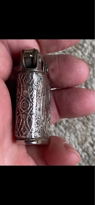 LEER BIEN Mechero antiguo de plata con relieve