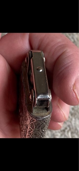 LEER BIEN Mechero antiguo de plata con relieve