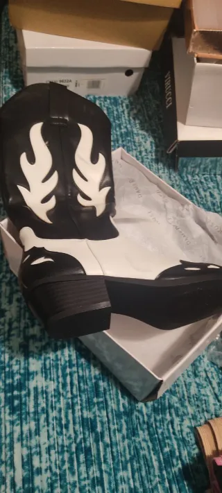 Botas cowboy blancas y negras