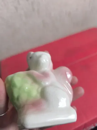 Figura de ardilla de cerámica