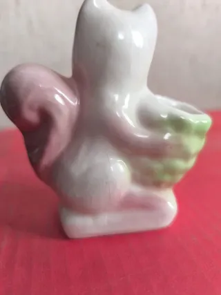 Figura de ardilla de cerámica