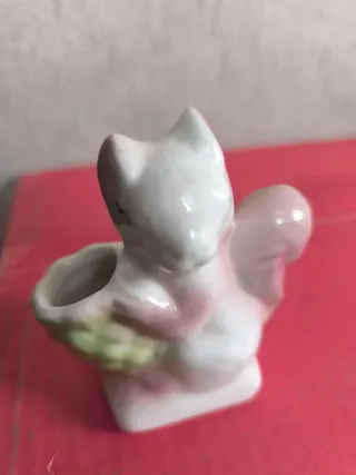 Figura de ardilla de cerámica