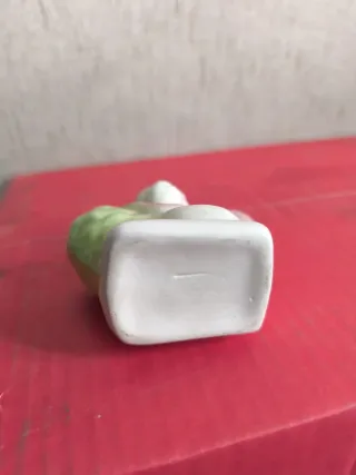 Figura de ardilla de cerámica