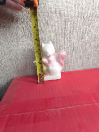 Figura de ardilla de cerámica