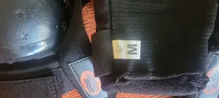 Casco infantil S + protecciones codos/rodillas