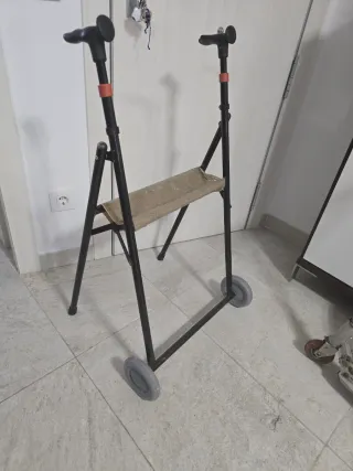 Andador para personas mayores con asiento