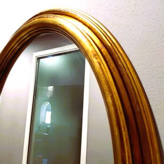 Specchio ovale con cornice oro antico