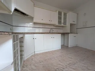 Muebles de cocina blancos con encimera de granito.