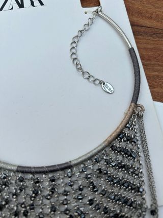 Collar Zara con cristales plateados