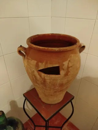 Tinaja antigua de barro con asas