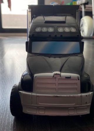 Camion di giocattoli con auto nere