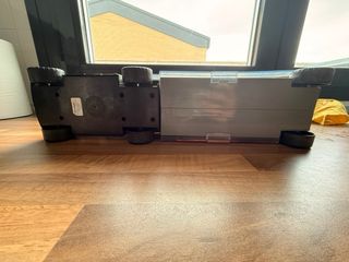 Camion di giocattoli con auto nere