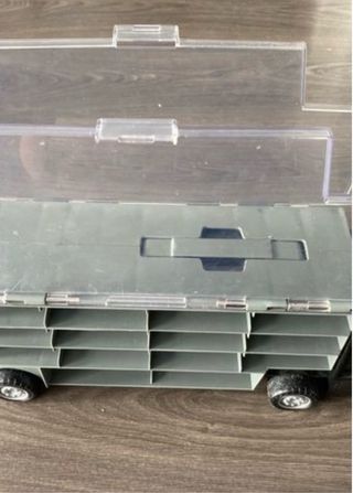 Camion di giocattoli con auto nere