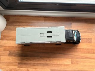 Camion di giocattoli con auto nere