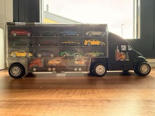 Camion di giocattoli con auto nere