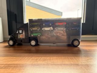 Camion di giocattoli con auto nere