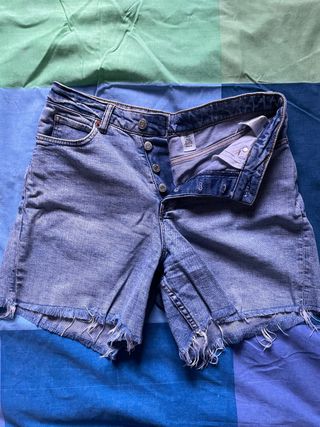Pantalón corto vaquero desgastado
