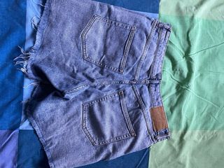 Pantalón corto vaquero desgastado