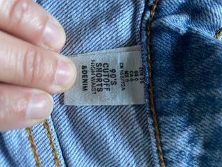 Pantalón corto vaquero desgastado