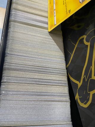 Caja llena de cartas pokémon ORIGINALES repetidas