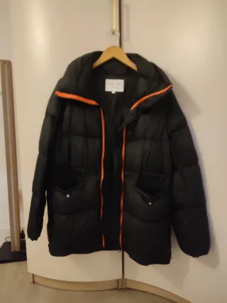 Plumífero ligero negro y naranja. S-M