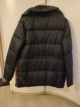 Plumífero ligero negro y naranja. S-M